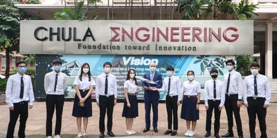 Students standing in front of Thailand’s Chulalongkorn University, Faculty of Engineering.