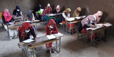 Girls in class, studying.